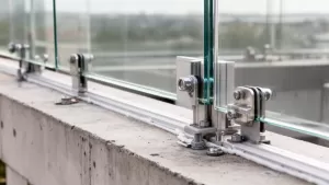 jak wygląda montaż i mocowanie balustrady szklanej