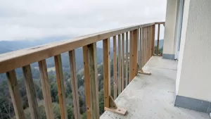 montaż balustrady drewnianej