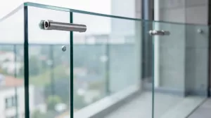 Montaż balustrady szklanej na balkonie