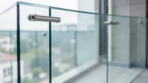 Montaż balustrady szklanej na balkonie