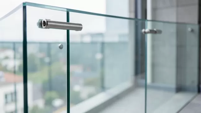 Montaż balustrady szklanej na balkonie