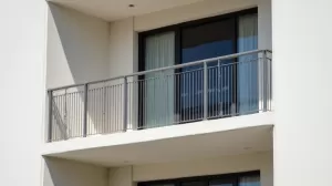 wysokość barierki na balkonie